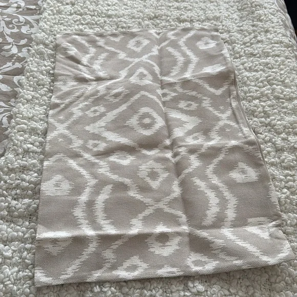 H&M | Patterned | Throw | Cushion Cover - Picture 6 of 11